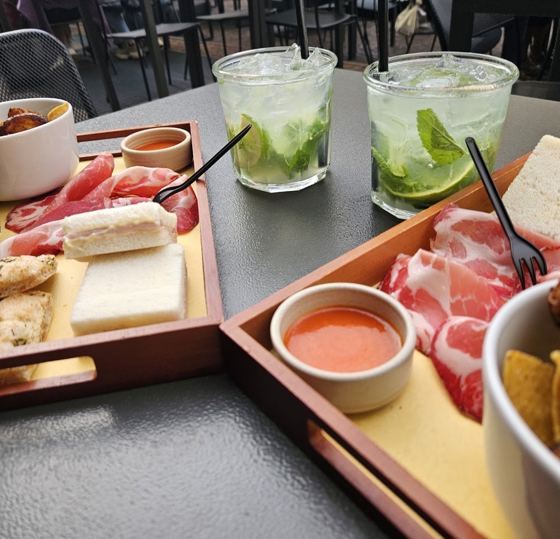 Totem Plaza Cafe