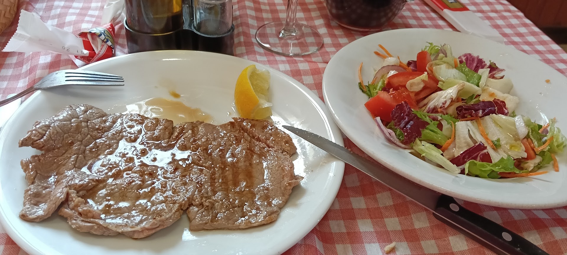 trattoria dell'amicizia, osteria, ristorante locale, tradizionale, cibo italiano.