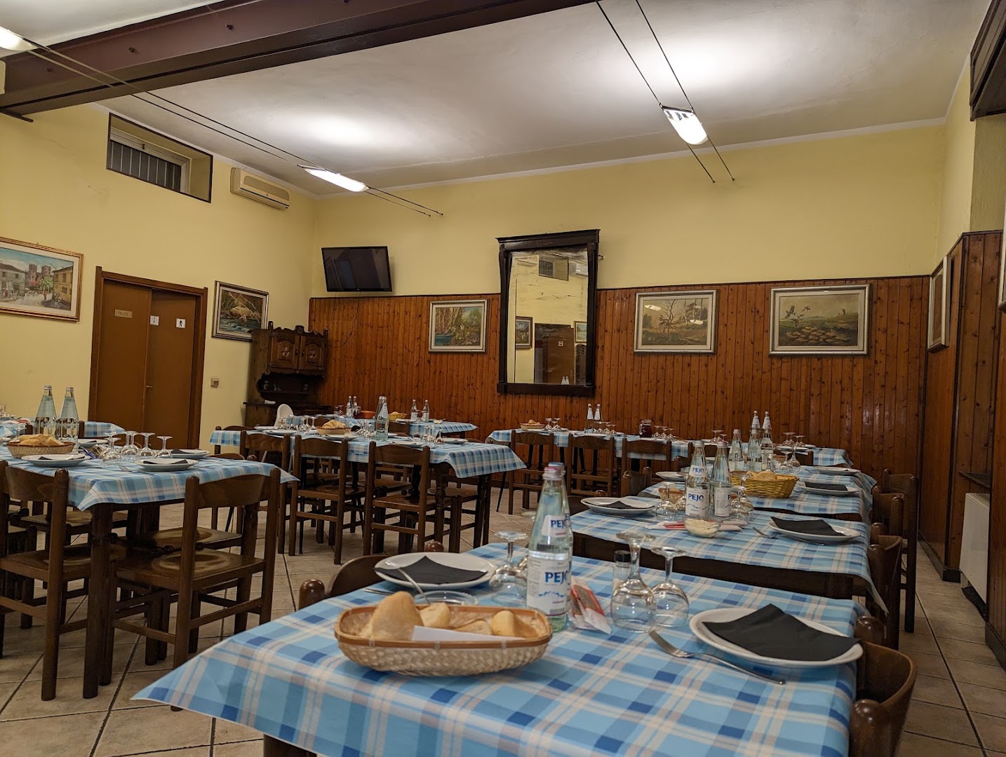 trattoria dell'amicizia, osteria, ristorante locale, tradizionale, cibo italiano.
