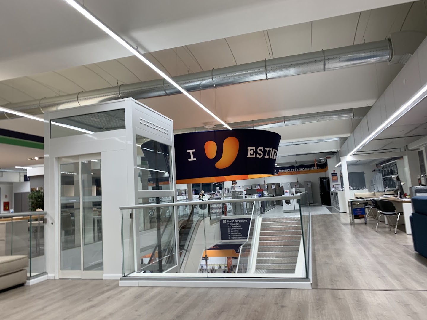 Unieuro Esine, Esine
