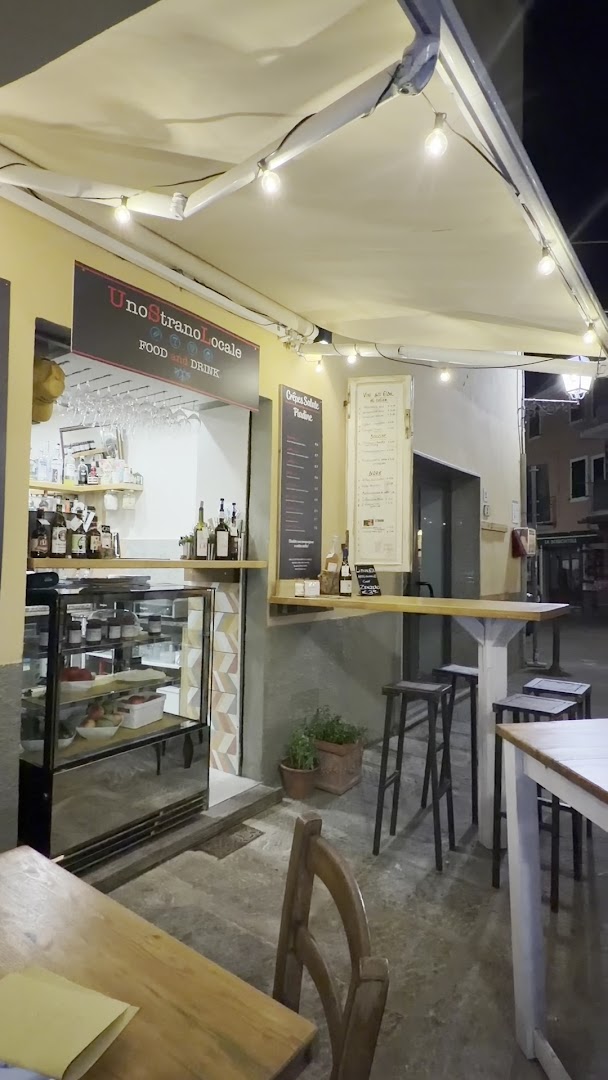 UnoStranoLocale