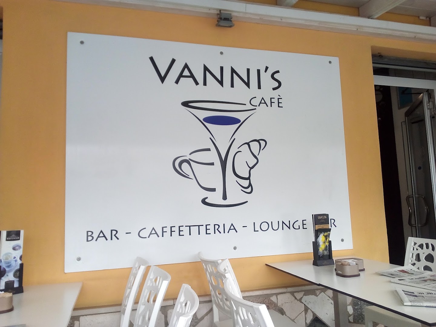 Vanni's Cafè BAR/TABACCHI. Lounge bar