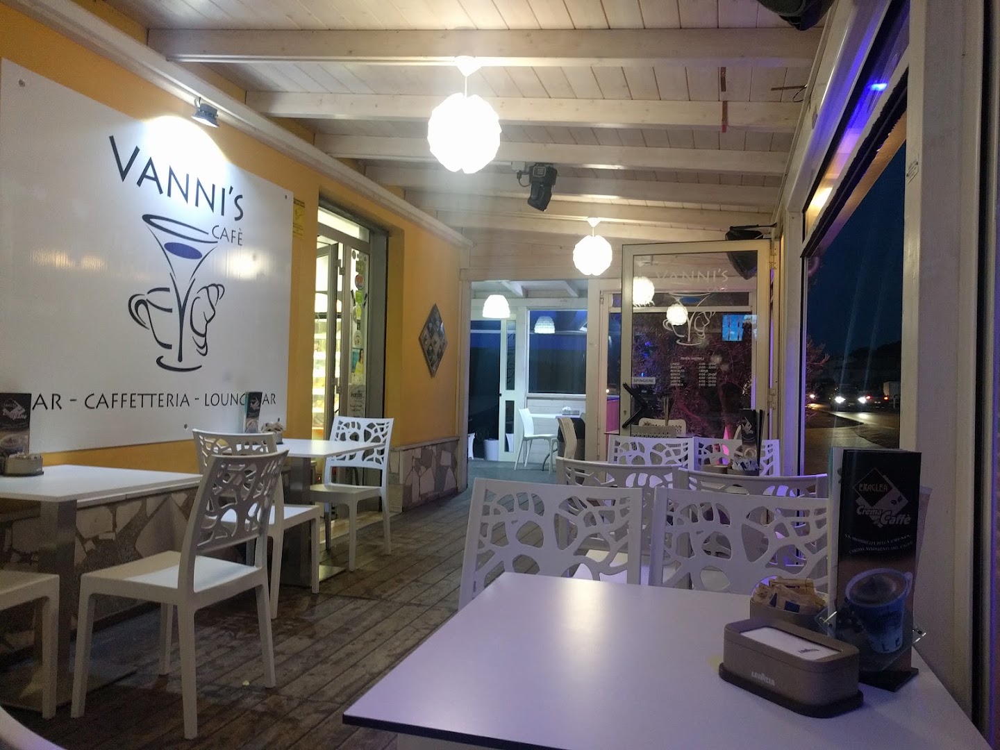 Vanni's Cafè BAR/TABACCHI. Lounge bar