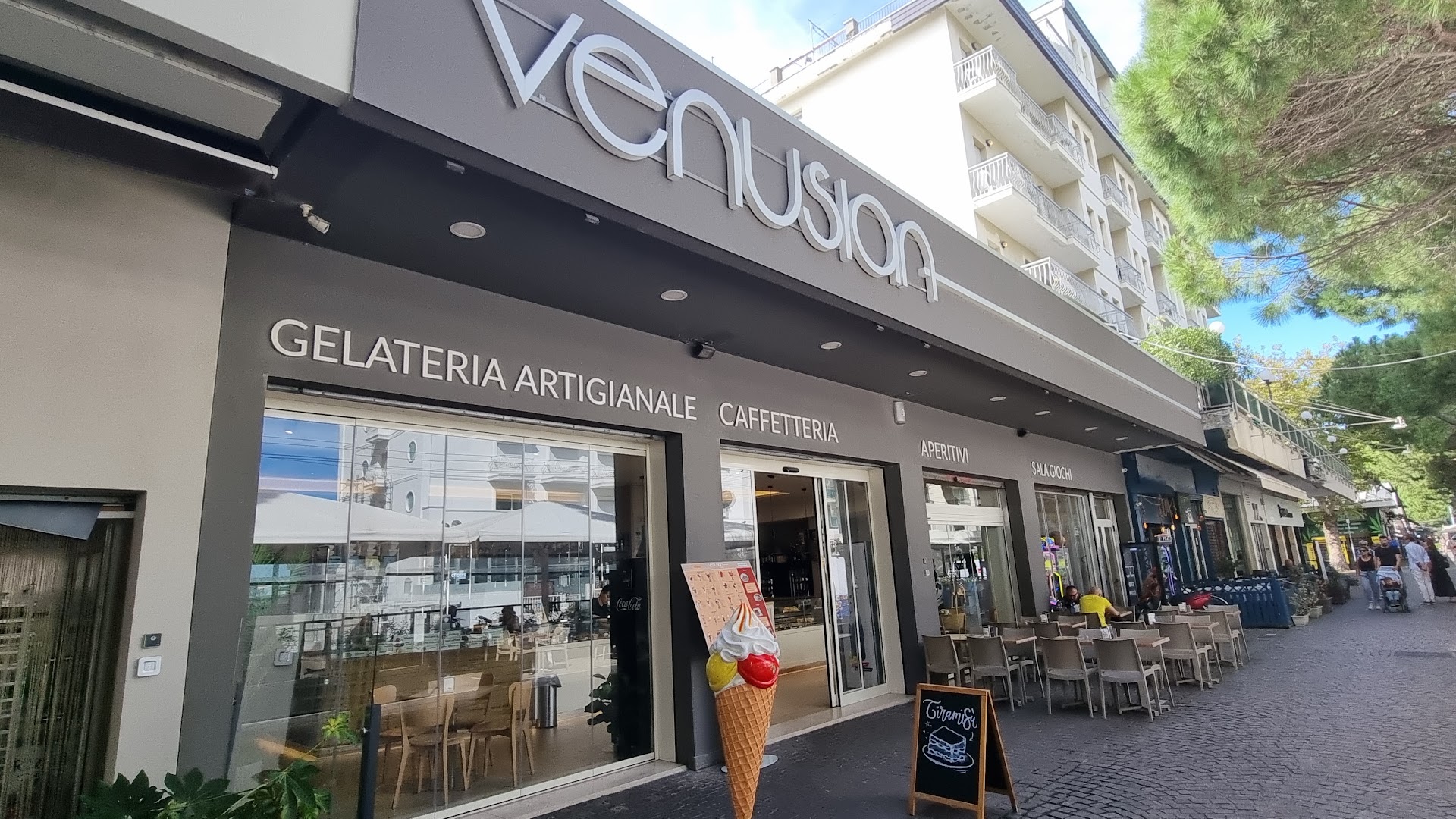 Venusian • Cocktail & Gelateria