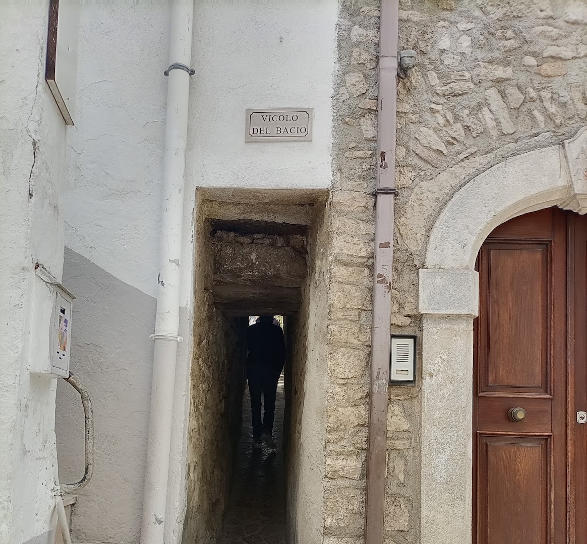 Vicolo del Bacio, Vico del Gargano