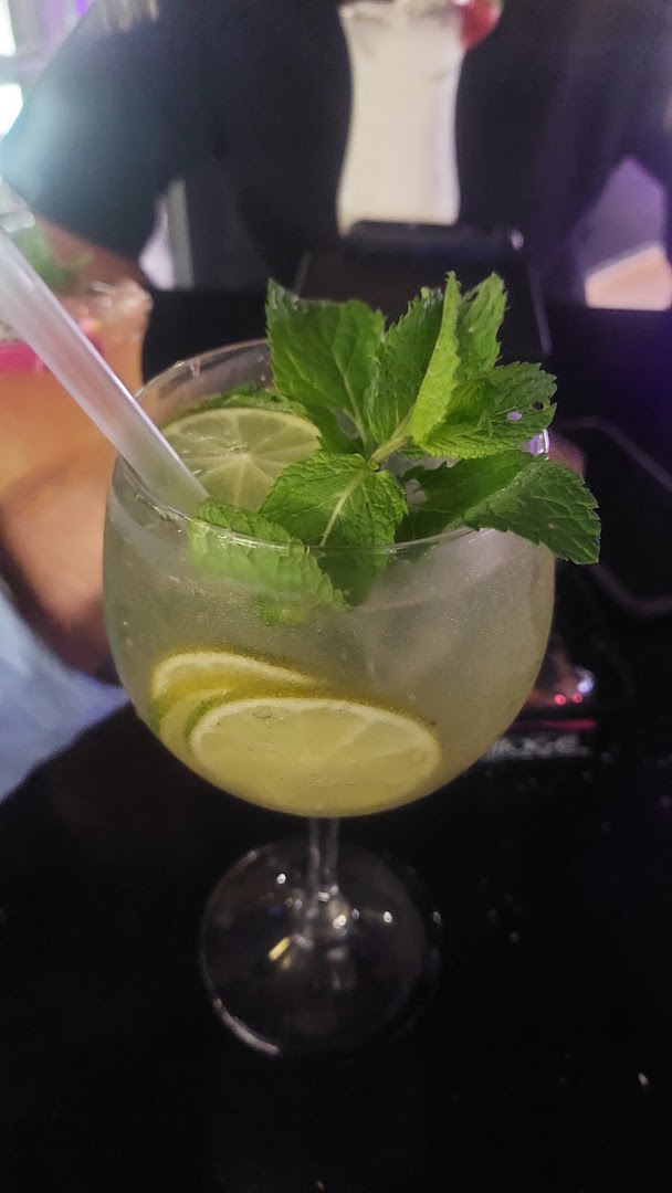 Village Lounge Aperitif Bar