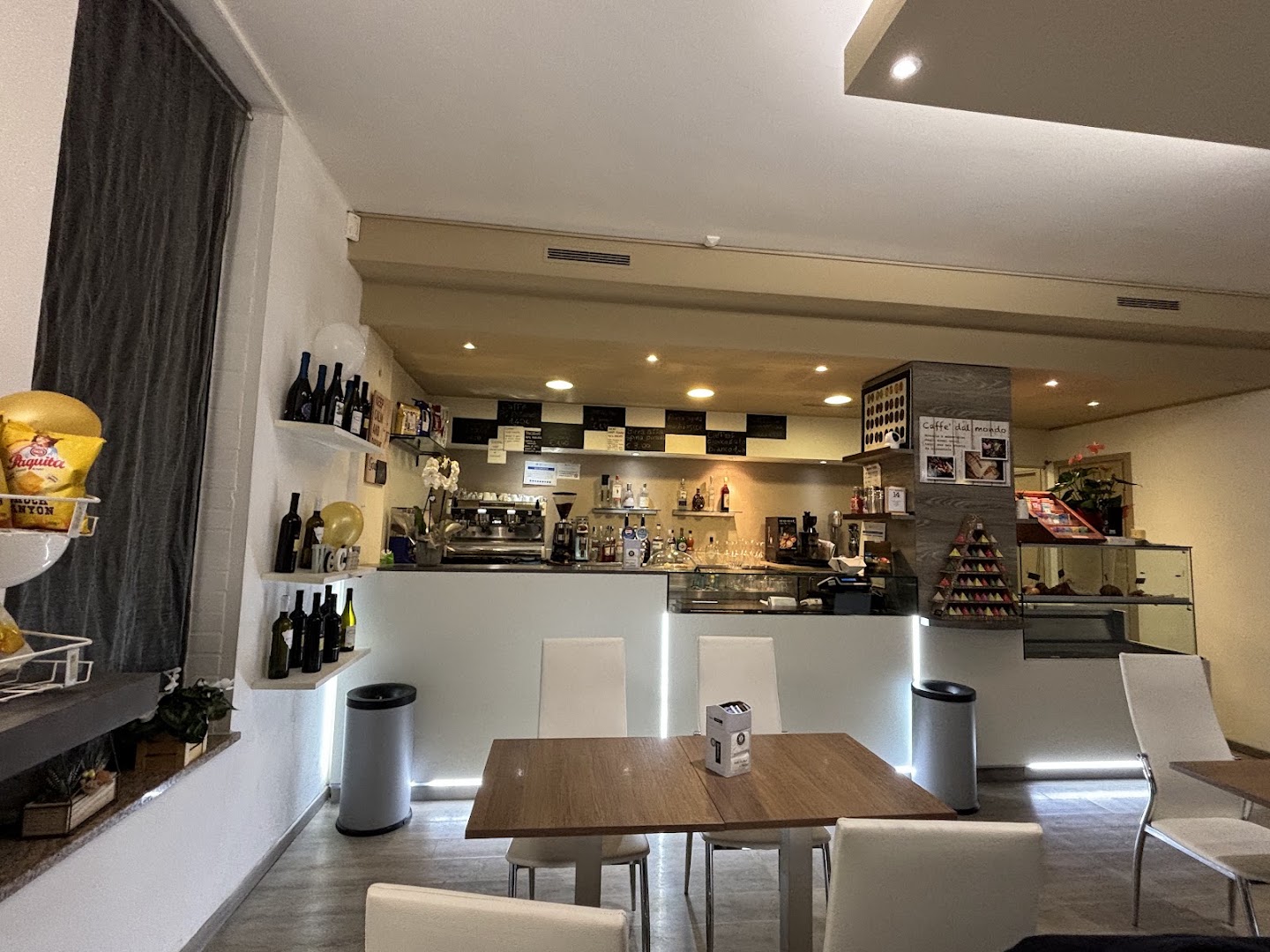 Vives (Coffee Bistroot & Wine)