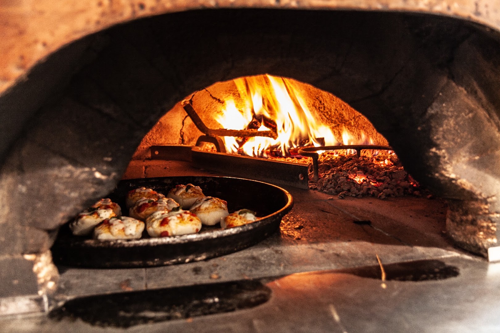 Voglia di PIZZA ★ Tonde CLASSICHE e MAXI ★ Pizza in TEGLIA al Trancio ★ Pizza AL METRO