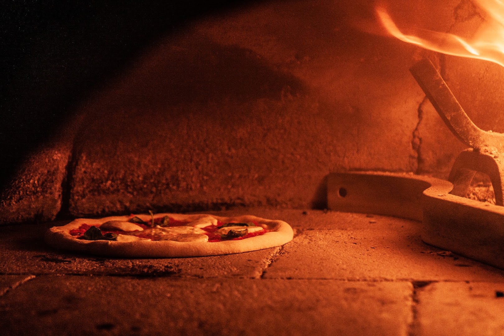 Voglia di PIZZA ★ Tonde CLASSICHE e MAXI ★ Pizza in TEGLIA al Trancio ★ Pizza AL METRO