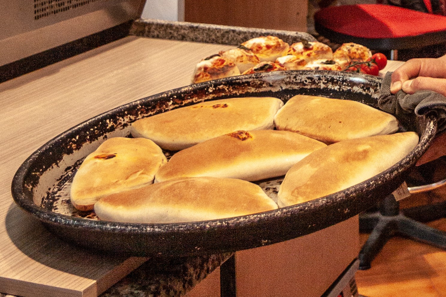 Voglia di PIZZA ★ Tonde CLASSICHE e MAXI ★ Pizza in TEGLIA al Trancio ★ Pizza AL METRO