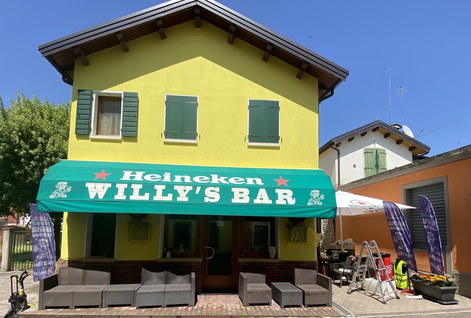WILLY'S BAR