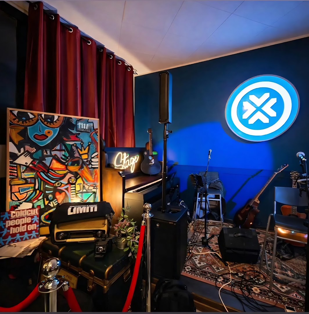 XL Pub & More
