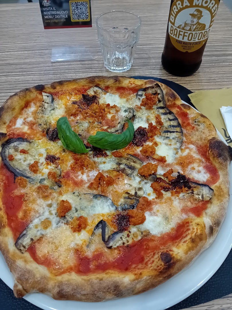 Young pizza da antonio