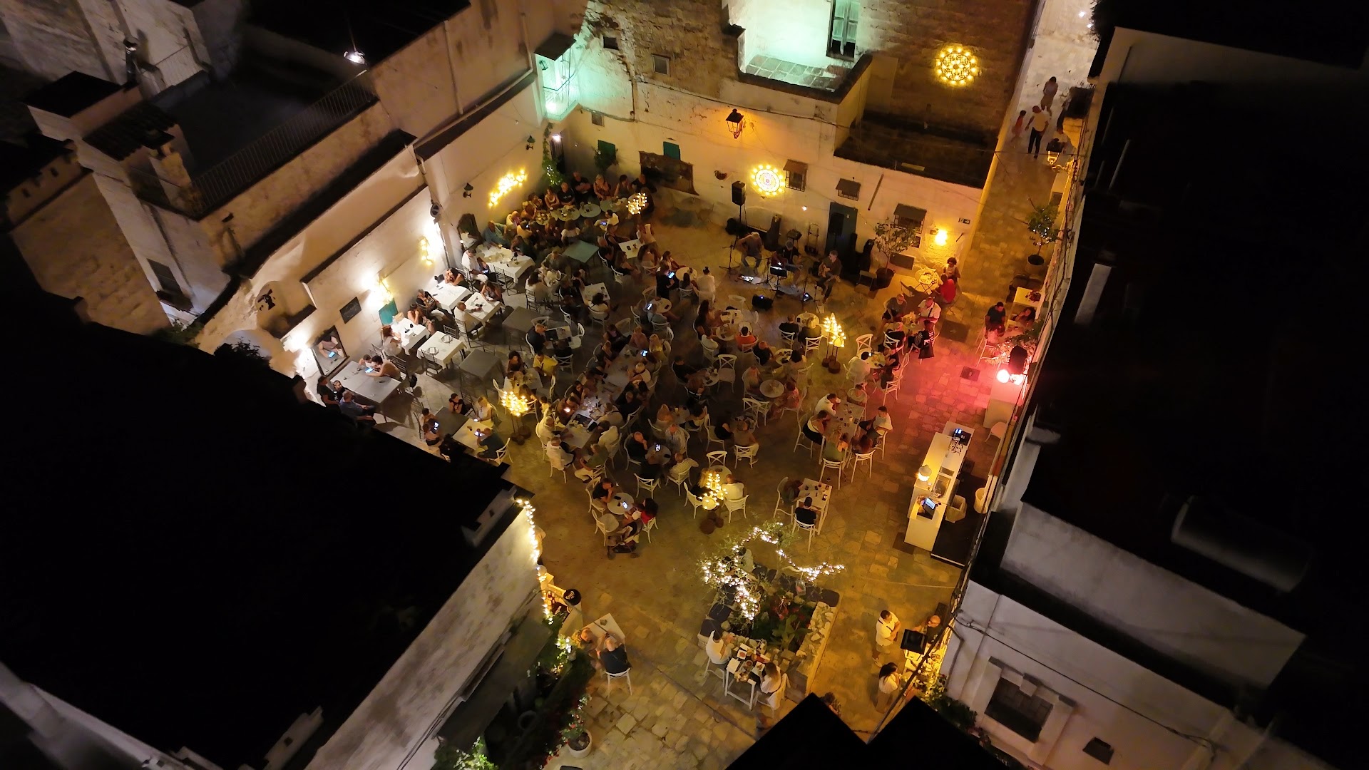 ZTL Club & Moon. Cocktails, Wine bar, Beer, Drink, Aperitif, Buffet, Restaurant, Italian cuisine.
